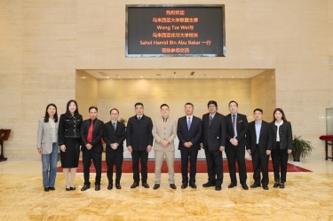 馬來西亞大學(xué)聯(lián)盟主席拿督斯里黃炫碩一行蒞臨景興紙業(yè)參觀交流，共建“一帶一路”人才培養(yǎng)培訓(xùn)基地